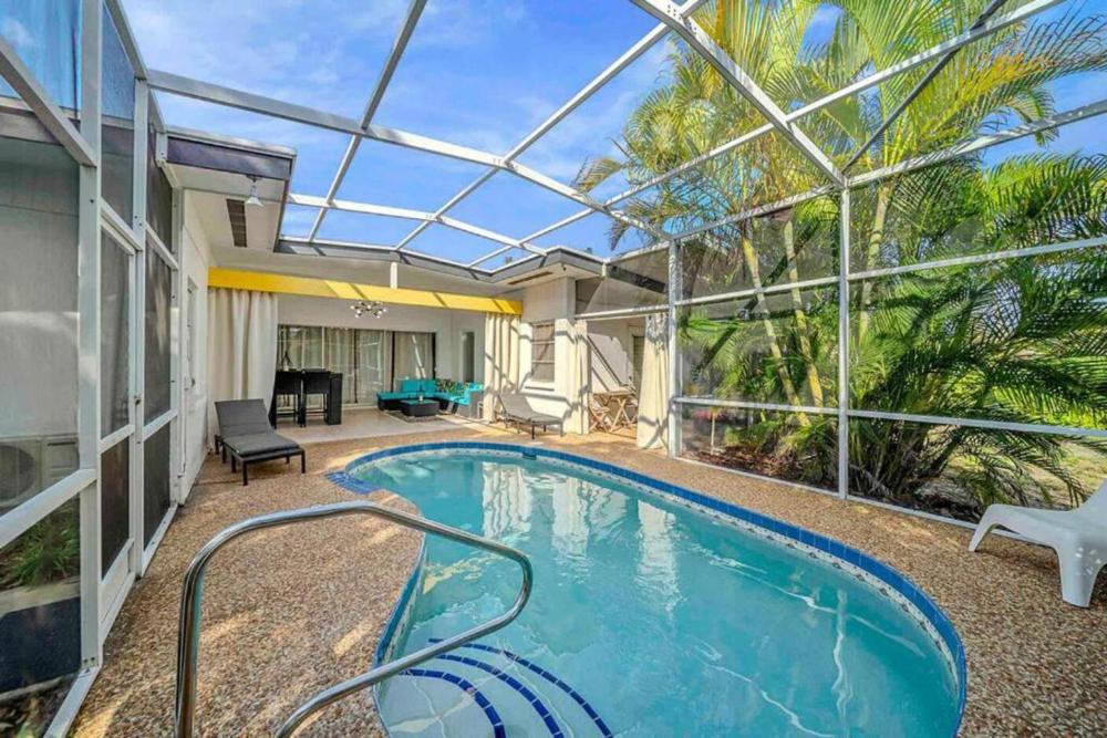 Fantastic Island House 1 mile to the beach with heated pool